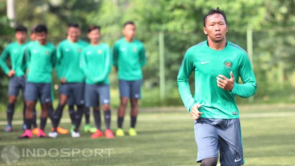 Kiper timnas Indonesia, Awan Seto saat sesi latihan. Copyright: © Herry Ibrahim/Indosport